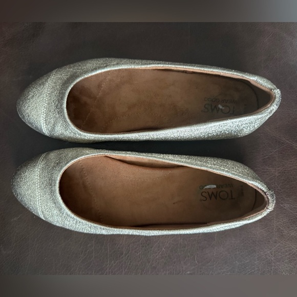 TOMS Women's Gold Glitter Ballet Flats - Size 8 - Picture 6 of 7